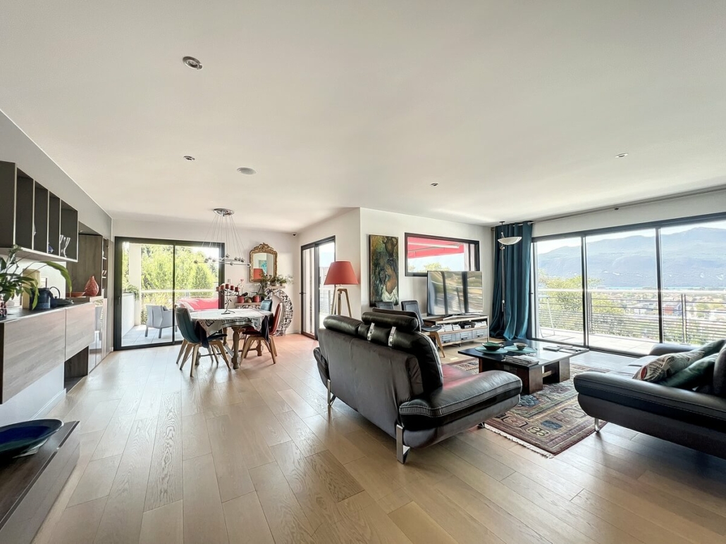 Aix les Bains – Villa proche centre ville aux lignes épurées avec vue lac et montagne