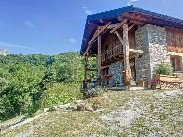 Saint Jean de Maurienne – Très joli chalet en parfait état avec sa superbe vue dégagée !