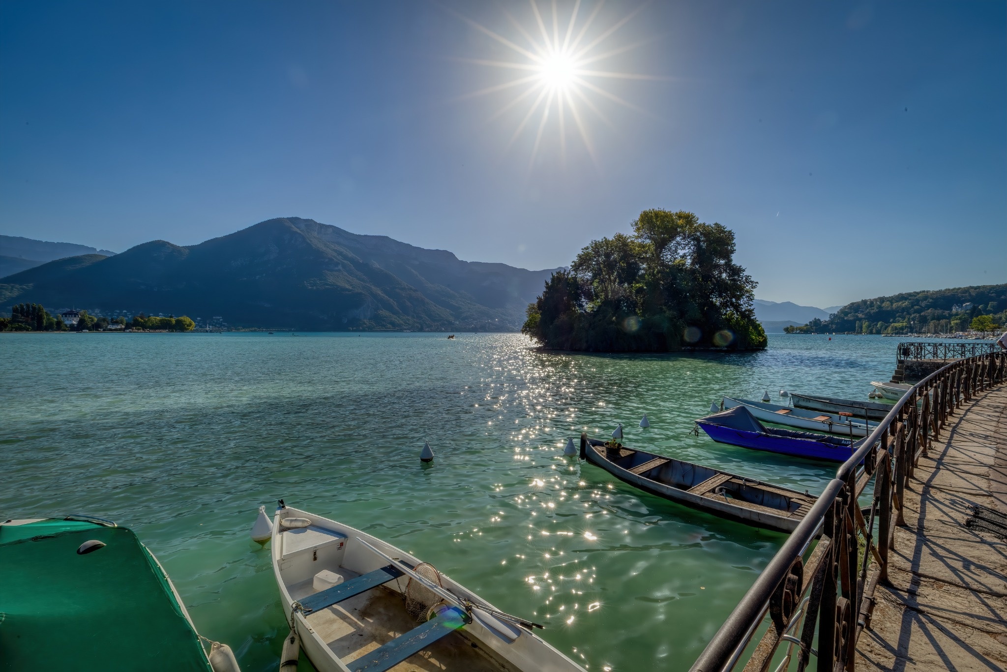 Tout savoir sur le lac d’Annecy : profondeur, température, superficie, histoire et secrets